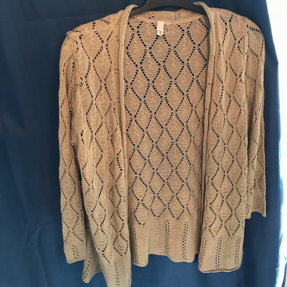 🔥Women’s lacy knit sweater. No closure
